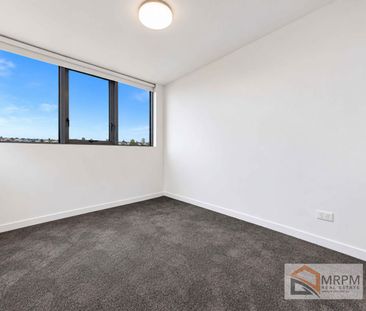 Great floor plan with fantastic views, includes pool & gym ! - Photo 3