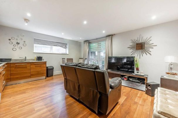 3 bedroom flat to rent - Photo 1