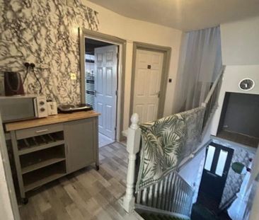 1 bedroom in a flat share to rent - Photo 5