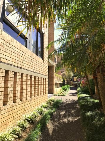 Spacious Top Floor 2 Bedrooms Apartment In Prime Location! - Photo 4