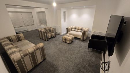 5 bedroom semi-detached house to rent - Photo 3