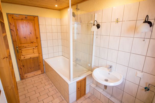 Schöne 4 ZKB Dachgeschosswohnung mit EBK, Badewanne & Stauboden im beliebten Schortens-Roffhausen - Photo 1