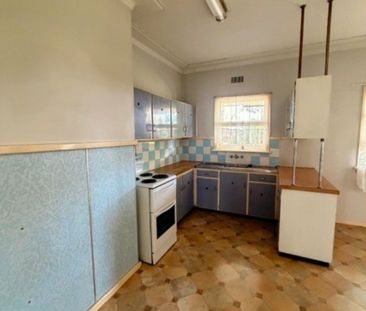 Priced to reflect its charm and retro style - Photo 5