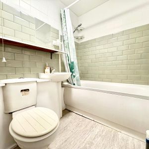 Westland Close, Staines-upon-Thames Westland Close, Staines-upon-Thames - Photo 3