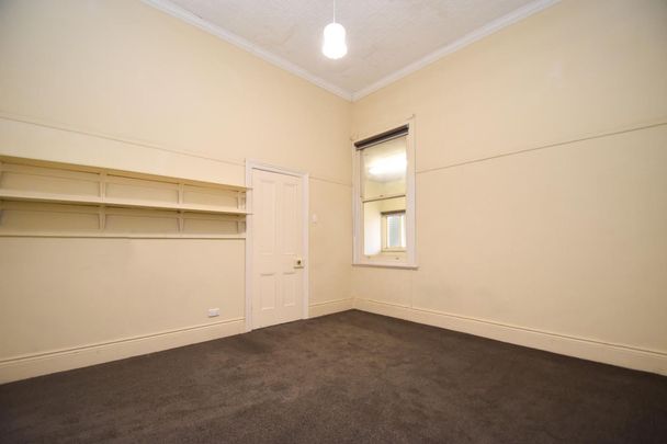 Central Location - Three Bedrooms with Brand New Carpet - Photo 1