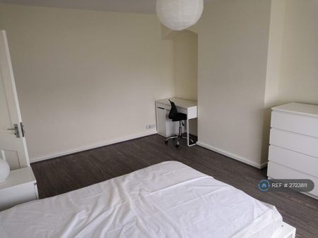 4 bedroom semi-detached house to rent - Photo 4