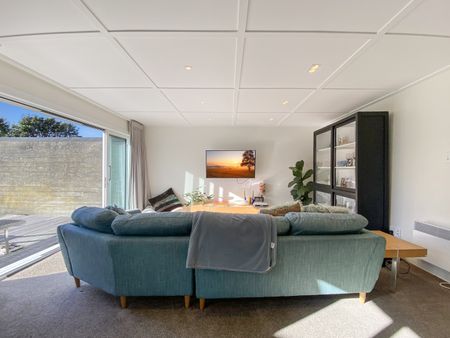 Welcome home to 81 Endeavour Street - Photo 2