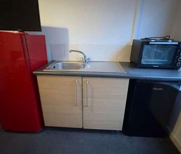 Flat C, Conference Road, Armley, Leeds, LS12 - Photo 6