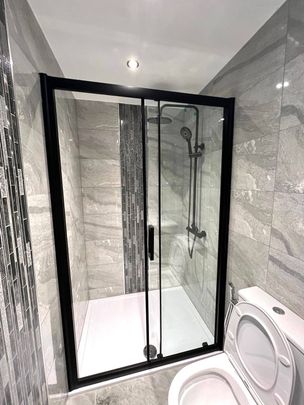 Shared Room to let in a shared flat - for single female only- £850 inclusive bills - Photo 1