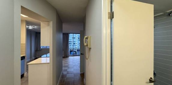 1 Bedroom 1 Bathroom Near Downtown, English Bay Sunset Beach Vancouver - Photo 2