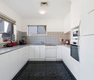 LIGHT, LOFTY & SPACIOUS! - Photo 3