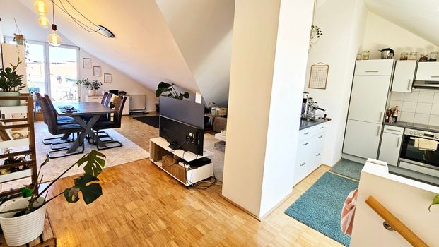 MITTEN IN DER ALTSTADT: gepflegte DG-Maisonette mit großer Dachterrasse - Foto 1