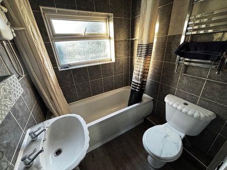 3 bedroom semi-detached house to rent - Photo 3