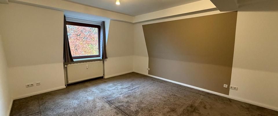 Moderne 3 Zimmer Dachgeschosswohnung mit Balkon und EBK - Foto 1