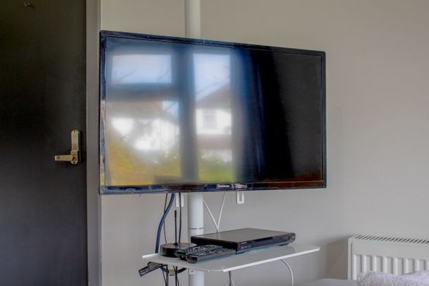 Studio Flat, Dollis Hill Lane, NW2 - Photo 1