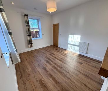 3 bedroom end of terrace to let - Photo 2