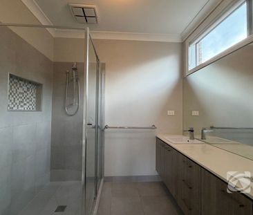 SPACIOUS LIVING WITH STYLE AND COMFORT - Photo 6