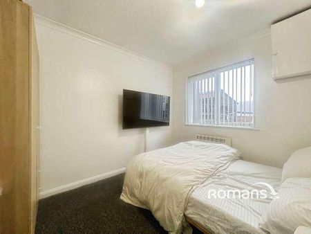 Kitchener Road, High Wycombe, Buckinghamshire, HP11 - Photo 2