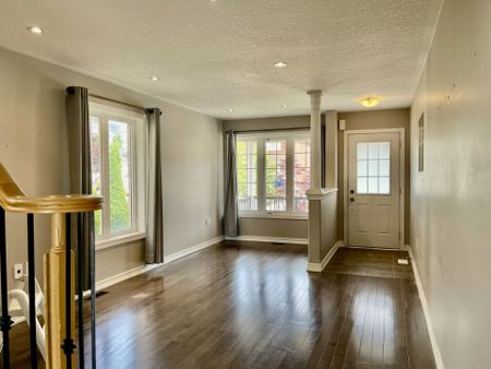 For Lease - 17 Christina Crescent, Bradford West Gwillimbury, Ontario - Photo 2