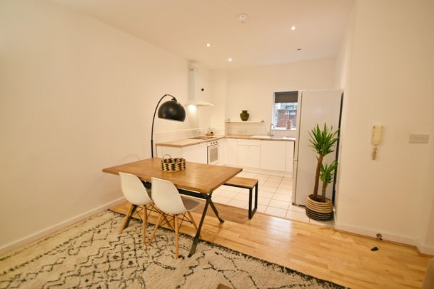 2 Bed Flat, William Fairburn Way, M4 - Photo 1