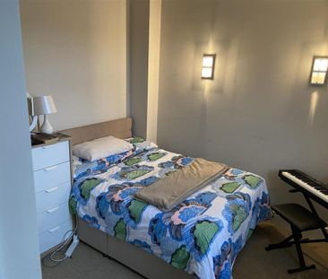 3 bedroom flat to rent - Photo 4