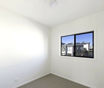 Modern Three Bedroom Townhouse - Photo 6