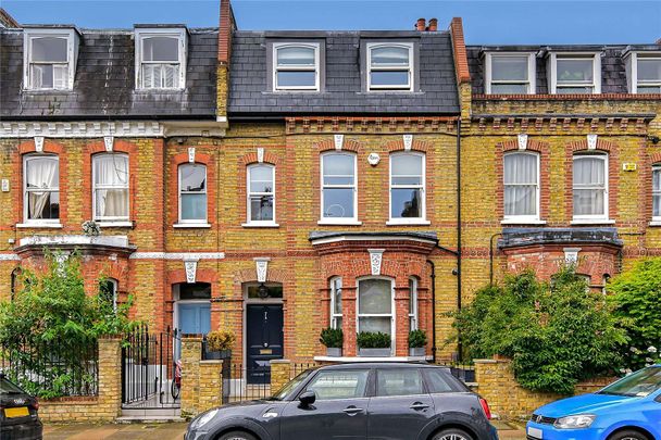 A sensational five bedroom family house situated on this popular residential street close to Battersea Park. - Photo 1