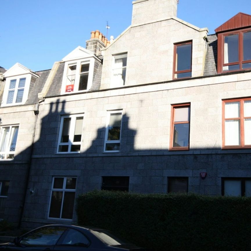 Flat to rent on - Photo 1