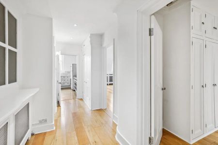 3 bedroom flat in South Kensington - Photo 4