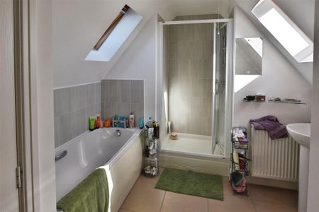 5 bedroom detached house to rent - Photo 3