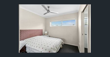 Spacious & Modern Second-Floor Unit in a Quiet, Leafy Complex - Photo 4