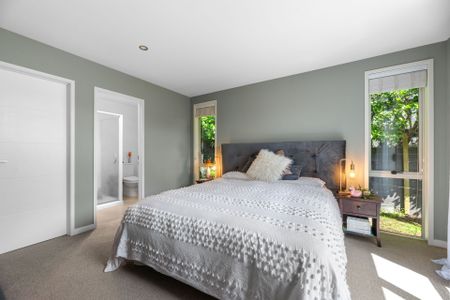 Welcome to this modern and inviting 3-bedroom rental home in Welcome Bay. - Photo 3