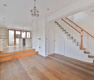 4 bedroom end of terrace house to rent - Photo 1