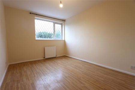 4 bedroom House in Caswell Close, Farnborough - Photo 4