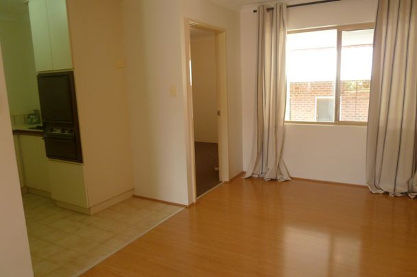 Perfectly located. - Photo 1