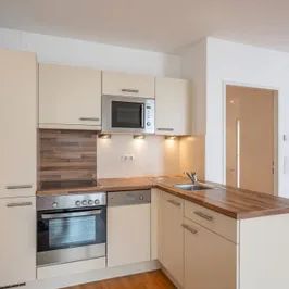 Perfekte Lage in der Josefstadt: Top-geschnittene 2-Zimmer-Wohnung mit Ost-Balkon ab 1.10.26 - Photo 2