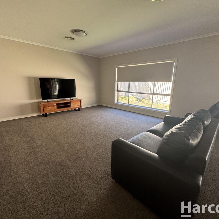 Modern Three Bedroom House - Photo 1