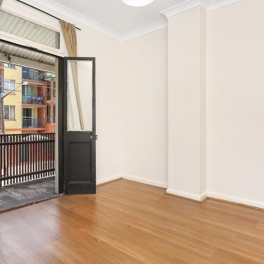 Renovated three bedroom terrace in excellent location - Photo 1
