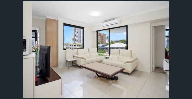 Easy-care living sure to impress - Photo 1