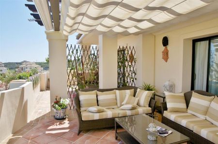 Duplex Penthouse in Benahavis - Photo 4