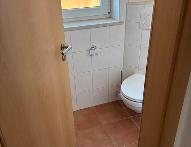 Neu renovierte Erdgeschoss Wohnung mit Terrasse - Photo 1