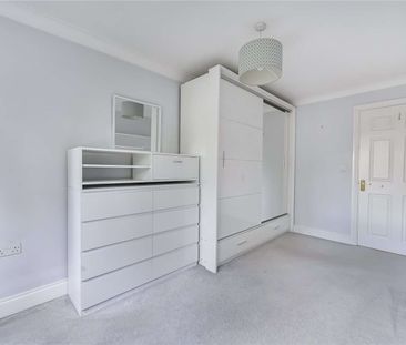 A spacious two bedroom apartment in the centre of Heathfield - Photo 6