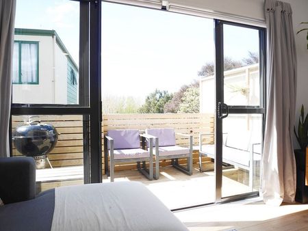 Modern Townhouse With Style - Photo 2