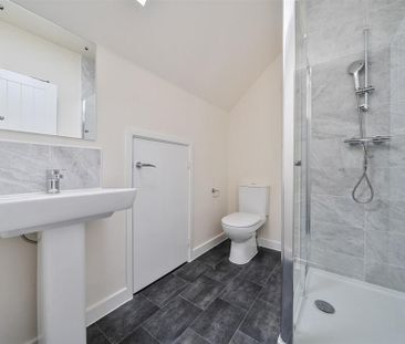 3 bedroom end of terrace house to rent - Photo 2