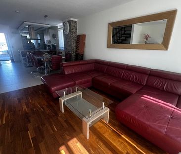 Exklusives Wohnen am Tillypark: Hochwertig möbliertes Haus - Photo 2