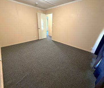 3 Bedroom home, short walk to Golf Club. Close to all amenities. - Photo 4