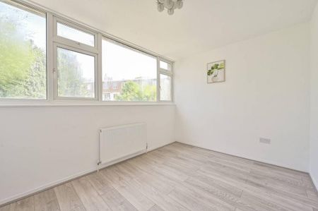 3 bedroom end of terrace house to rent - Photo 3