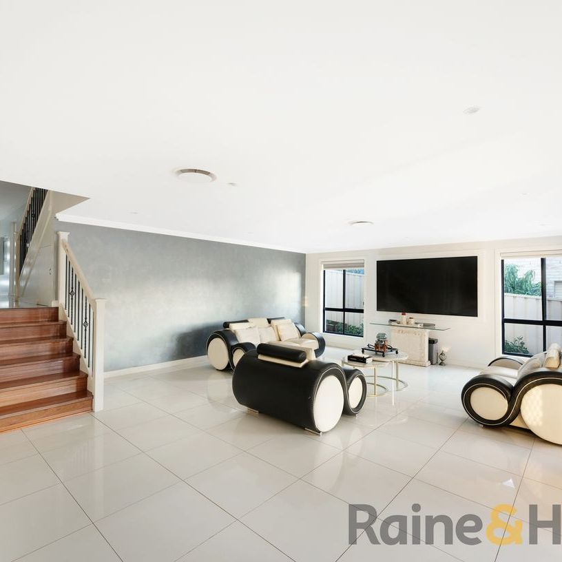 Space, Style & Sophistication - Photo 1