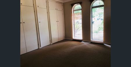 FAMILY OASIS IN A QUIET STREET - Photo 3