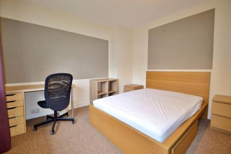 4 bedroom semi-detached house to rent - Photo 5